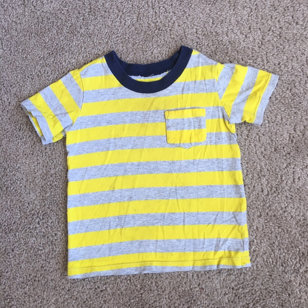Boys 2T tee and shorts set ( 4 sets)